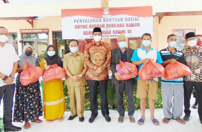 Kemensos Berikan Bantuan Korban Banjir di Pamekasan Kemensos Berikan Bantuan Korban Banjir di Pamekasan