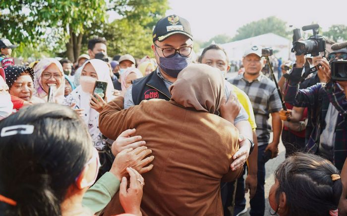 Dipeluk Bupati Kediri, Emak-Emak ini Menangis Haru