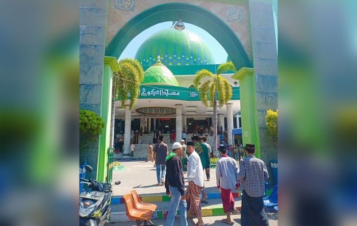Tanpa Pengaturan Jarak, Masjid Agung Asy-Syuhada Pamekasan Tetap Gelar Salat Tarawih Tanpa Pengaturan Jarak, Masjid Agung Asy-Syuhada Pamekasan Tetap Gelar Salat Tarawih
