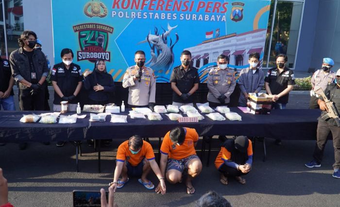 Satresnarkoba Polrestabes Surabaya Gagalkan Peredaran 13,4 Kg Sabu, 3 Tersangka Diamankan Satresnarkoba Polrestabes Surabaya Gagalkan Peredaran 13,4 Kg Sabu, 3 Tersangka Diamankan