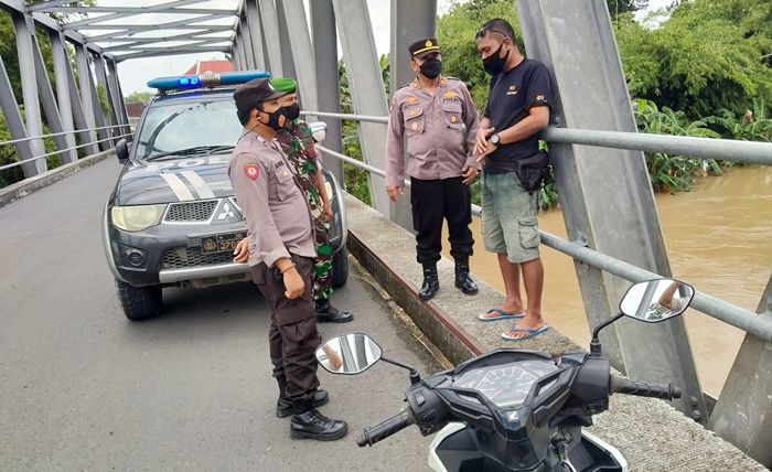 Antisipasi Bencana Banjir, Polsek Karanganyar Ngawi Rutin Pantau Aliran Sungai Bengawan Solo