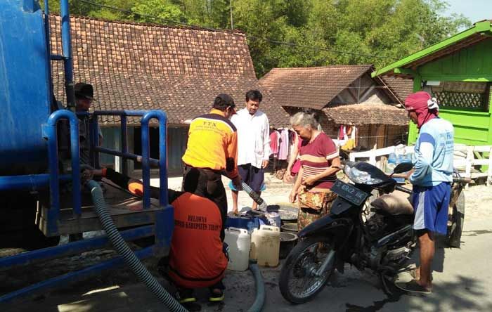 BPBD masih Andalkan Dropping Air Bersih untuk Kekeringan di Desa Gesing BPBD masih Andalkan Dropping Air Bersih untuk Kekeringan di Desa Gesing