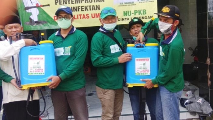 Peduli Pencegahan Covid-19, PKB dan NU Lamongan Semprotkan Disinfektan ke 9 Kecamatan Peduli Pencegahan Covid-19, PKB dan NU Lamongan Semprotkan Disinfektan ke 9 Kecamatan