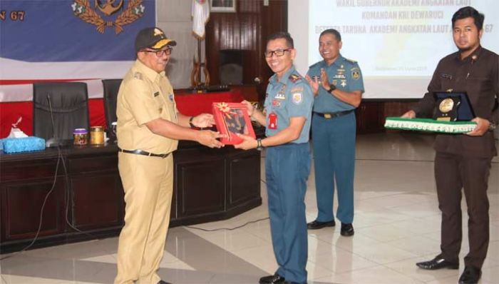 Tari Jepen Sambut Kunjungan Komandan KRI Dewaruci dan para Kadet AAL di Kantor Wali Kota Balikpapan