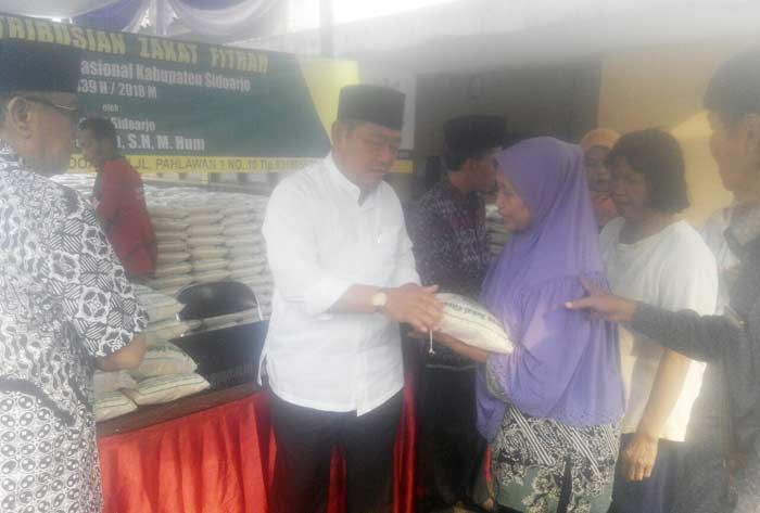 Baznas Sidoarjo Bagikan 30 Ton Beras Zakat Fitrah kepada Ribuan Dhuafa Baznas Sidoarjo Bagikan 30 Ton Beras Zakat Fitrah kepada Ribuan Dhuafa