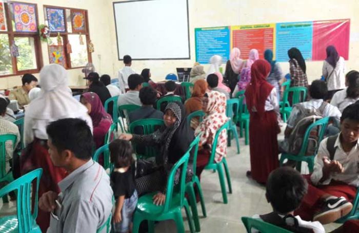 Hari Pertama PPDB SMPN di Gresik, Calon Siswa Serbu Sekolah Favorit Hari Pertama PPDB SMPN di Gresik, Calon Siswa Serbu Sekolah Favorit