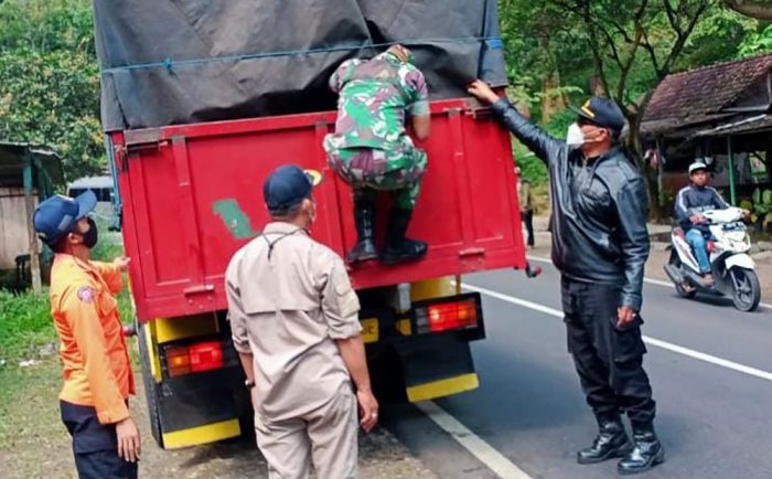 Antisipasi PMK, Polres Batu Lakukan Penyekatan Angkutan Hewan Ternak di Perbatasan Kediri - Malang Antisipasi PMK, Polres Batu Lakukan Penyekatan Angkutan Hewan Ternak di Perbatasan Kediri - Malang