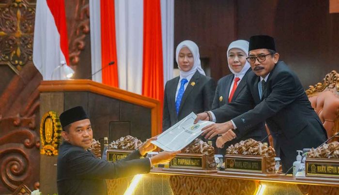 P-APBD Jatim 2025 Disetujui, Pendidikan dan Kesehatan Jadi Fokus Utama P-APBD Jatim 2025 Disetujui, Pendidikan dan Kesehatan Jadi Fokus Utama