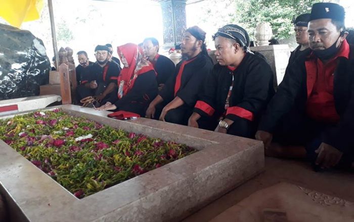 Diusung PDIP, Lisdyarita Bersama Ratusan Relawan Sandal Jepit Berziarah ke Makam Bung Karno Diusung PDIP, Lisdyarita Bersama Ratusan Relawan Sandal Jepit Berziarah ke Makam Bung Karno