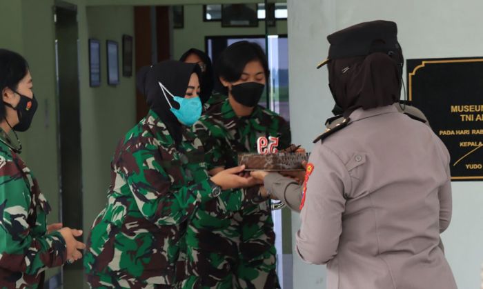 Peringati HUT Kowal ke-59, Polwan Polresta Sidoarjo Beri Kejutan Peringati HUT Kowal ke-59, Polwan Polresta Sidoarjo Beri Kejutan