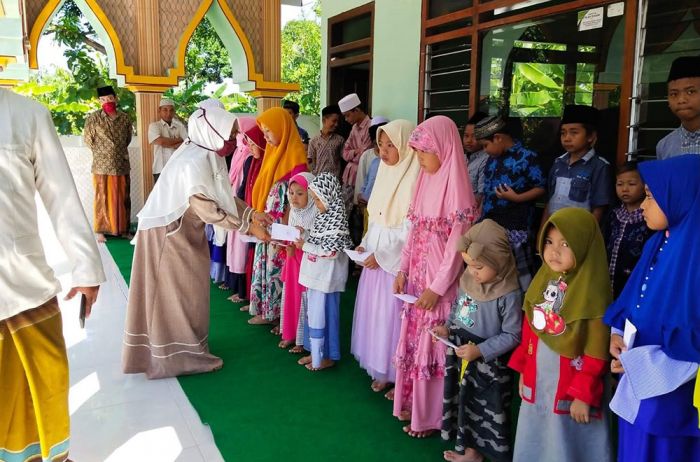 Jaga Tradisi, Ar Raudhah Pamekasan Beri Santunan untuk Anak Yatim