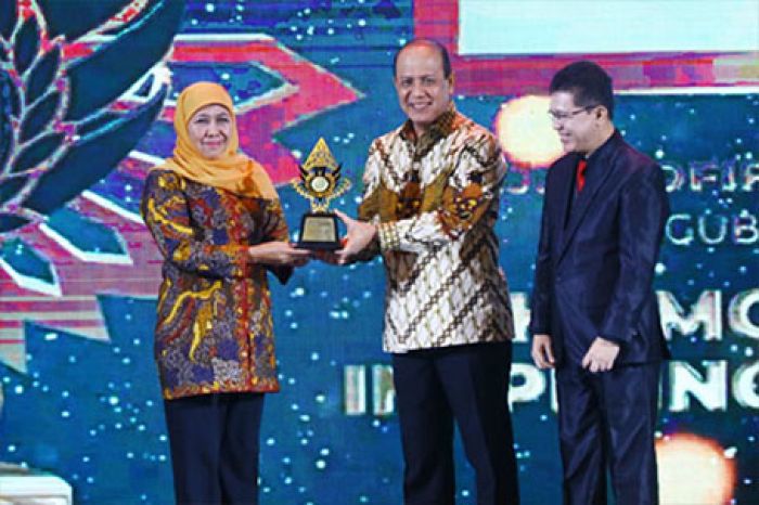 Gubernur Khofifah Raih Penghargaan The Most and Smart Inspiring Woman Leader Gubernur Khofifah Raih Penghargaan The Most and Smart Inspiring Woman Leader