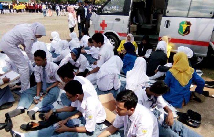 Puluhan Peserta Upacara HUT Kemerdekaan RI di Alun-alun Tuban Pingsan Puluhan Peserta Upacara HUT Kemerdekaan RI di Alun-alun Tuban Pingsan