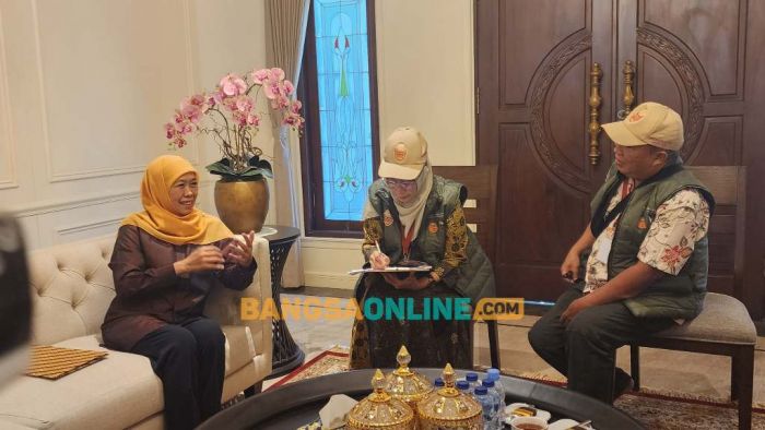Ikuti Proses Coklit di Kediamannya, Khofifah: Sangat Penting dalam Proses Pilkada Serentak Ikuti Proses Coklit di Kediamannya, Khofifah: Sangat Penting dalam Proses Pilkada Serentak