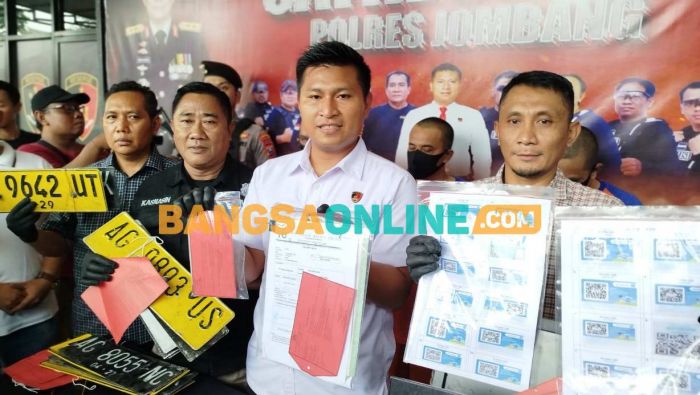 Gunakan Barcode Palsu, Polres Jombang Tangkap 3 Orang yang Bakal Timbun 8.000 Liter Solar Bersubsidi Gunakan Barcode Palsu, Polres Jombang Tangkap 3 Orang yang Bakal Timbun 8.000 Liter Solar Bersubsidi