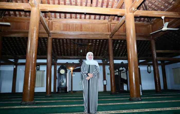 Gubernur Khofifah Kagumi Perpaduan Nuansa Spiritual dan Kultural di Masjid Jamik Tegalsari Ponorogo