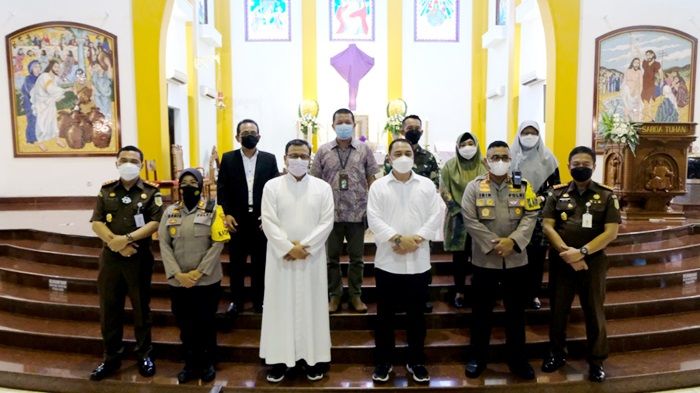 Forkopimda Surabaya Keliling Gereja Pastikan Keamanan Ibadah Jumat Agung dan Paskah Forkopimda Surabaya Keliling Gereja Pastikan Keamanan Ibadah Jumat Agung dan Paskah
