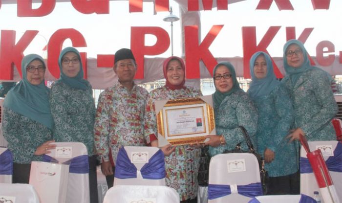 Wakil Ketua II TP PKK Kota Pasuruan Raih Penghargaan dari PKK Jatim Wakil Ketua II TP PKK Kota Pasuruan Raih Penghargaan dari PKK Jatim