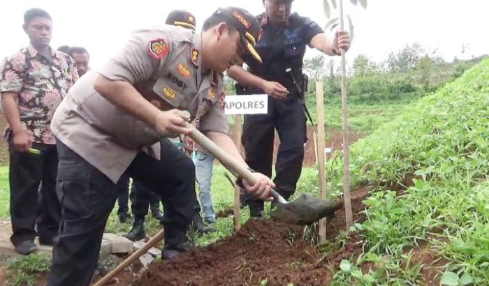 Antisipasi Bencana, Polres Jombang Tanam Pohon di Lokasi Krisis Longsor