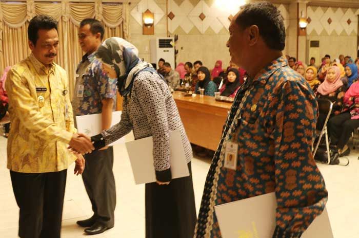 SK Kenaikan Pangkat Sekda Gresik Tertunda SK Kenaikan Pangkat Sekda Gresik Tertunda