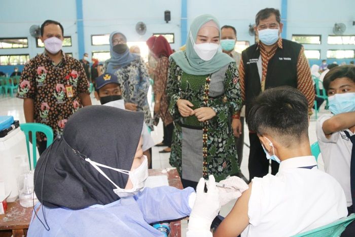 Persiapan PTM, Istri Bupati Sidoarjo Semangati Ribuan Pelajar SMP Ikuti Vaksinasi Persiapan PTM, Istri Bupati Sidoarjo Semangati Ribuan Pelajar SMP Ikuti Vaksinasi