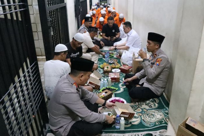 Kapolres Gresik Gelar Bukber dengan Puluhan Tahanan Kapolres Gresik Gelar Bukber dengan Puluhan Tahanan