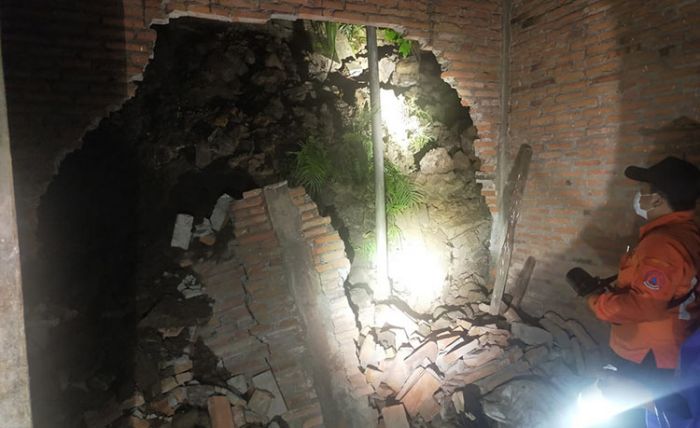Diguyur Hujan Lebat, Plengsengan Penahan Jalan Longsor Timpa Rumah Penduduk di Kediri Diguyur Hujan Lebat, Plengsengan Penahan Jalan Longsor Timpa Rumah Penduduk di Kediri
