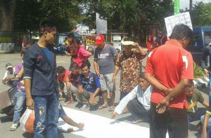 Di Pamekasan, PKL Arek Lancor juga Peringati May Day, Galang Tanda Tangan Tolak Relokasi