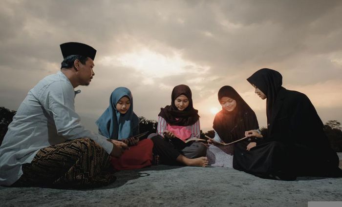 Tafsir Al-Kahfi 79-81: Guru Menjelaskan Jawaban Soal Setelah Ujian Tafsir Al-Kahfi 79-81: Guru Menjelaskan Jawaban Soal Setelah Ujian
