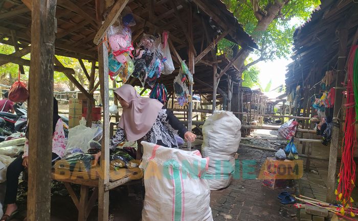 Imbas Penyegelan Pasar Bringkoning Sampang, Pedagang Mengeluh Sepi Pembeli Imbas Penyegelan Pasar Bringkoning Sampang, Pedagang Mengeluh Sepi Pembeli