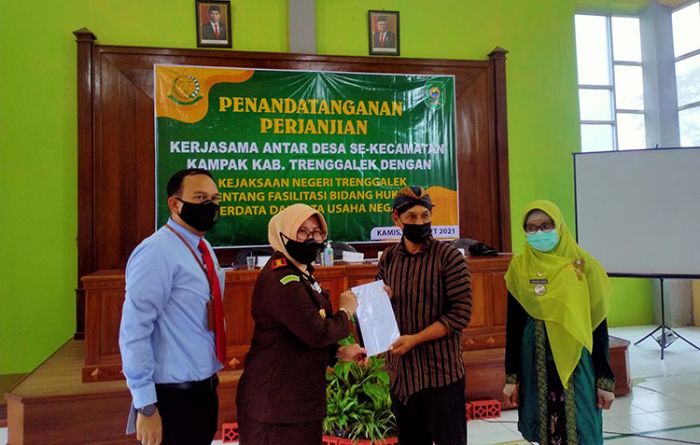 Jalin Kerja Sama, Kejari Trenggalek dan Kades se-Kecamatan Kampak Teken MoU Terkait Bidang Hukum Jalin Kerja Sama, Kejari Trenggalek dan Kades se-Kecamatan Kampak Teken MoU Terkait Bidang Hukum