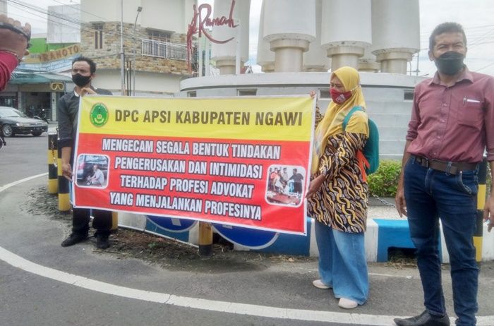 Gelar Aksi Solidaritas, Pengacara di Ngawi Turun ke Jalan Bentangkan Banner Beri Dukungan Moril Gelar Aksi Solidaritas, Pengacara di Ngawi Turun ke Jalan Bentangkan Banner Beri Dukungan Moril