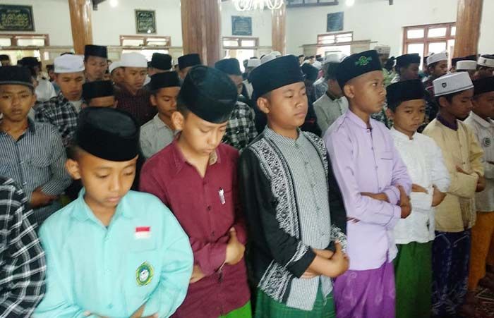 Doakan Korban Penembakan di New Zealand, Ratusan Santri di Jember Gelar Salat Gaib Doakan Korban Penembakan di New Zealand, Ratusan Santri di Jember Gelar Salat Gaib