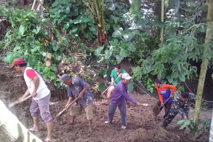 Longsor Dibersihkan, Jalan Desa Jenglungharjo Bisa Dilalui