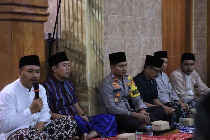 Jajaran Polres Ngawi dan Forkopimda Ikuti Salat Tarawih Bersama Masyarakat