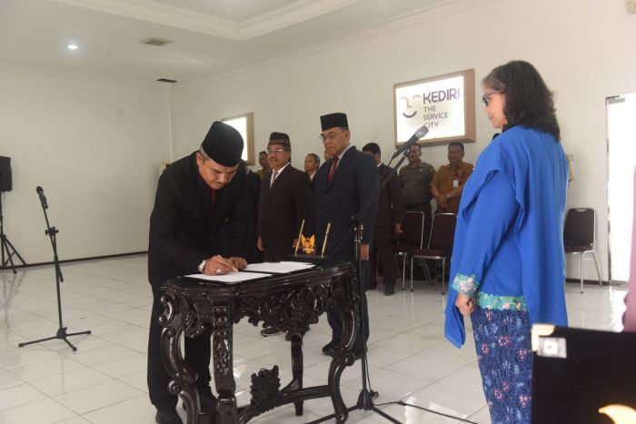 Pj Wali Kota Kediri Ambil Sumpah dan Lantik Dua Pejabat, Duduki Posisi Staf Ahli Pj Wali Kota Kediri Ambil Sumpah dan Lantik Dua Pejabat, Duduki Posisi Staf Ahli
