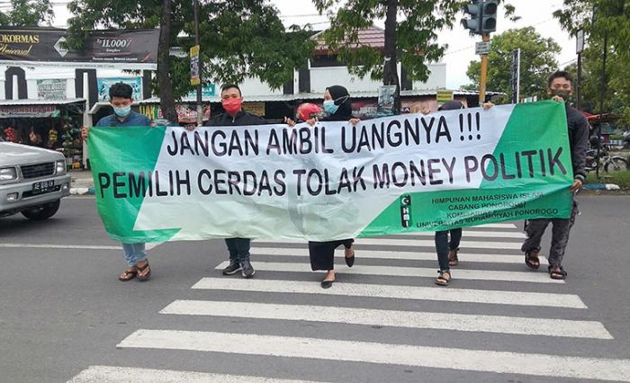Jelang Pilbup Ponorogo, HMI Gelar Aksi Tolak Money Politics Jelang Pilbup Ponorogo, HMI Gelar Aksi Tolak Money Politics