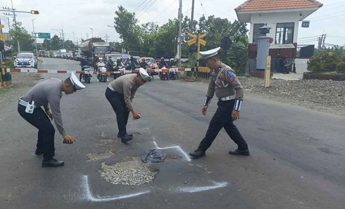 Polisi di Kota Mojokerto Tandai Jalan Berlubang Polisi di Kota Mojokerto Tandai Jalan Berlubang
