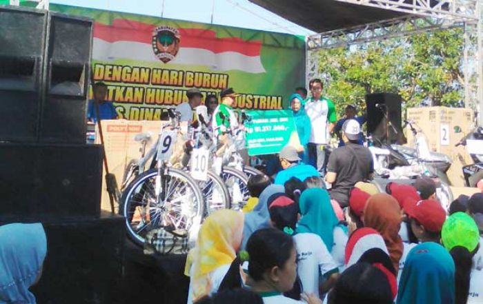 Muhtarom Serahkan Santunan Pada Ahli Waris Buruh Muhtarom Serahkan Santunan Pada Ahli Waris Buruh