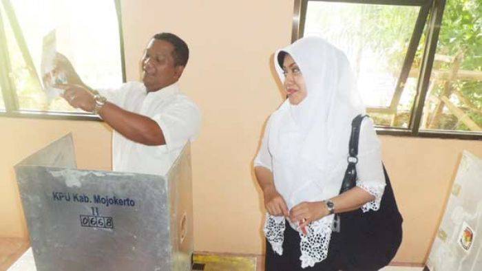 Pilbup Mojokerto: MKP Unggul Versi Hitung Cepat, Selfie Bersama Warga Usai Nyoblos