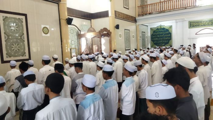 Kiai Asep Pimpin Salat Gaib untuk Korban Banjir Sumatra dan Aceh