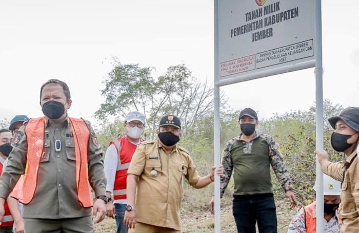 Amankan Aset Pemkab Jember, Bupati Hendy Pasang Papan Nama dan Patok di Gunung Sadeng
