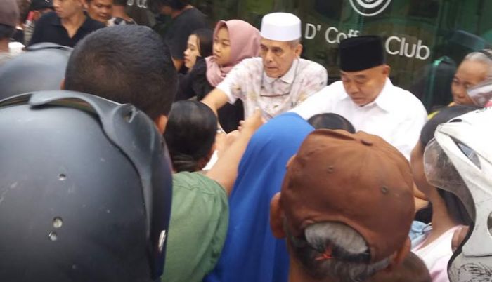Keren, Kiai Asep Saifuddin dan Habib Hasan Bagi-bagi Takjil di Pinggir Jalan Raya Solo Keren, Kiai Asep Saifuddin dan Habib Hasan Bagi-bagi Takjil di Pinggir Jalan Raya Solo
