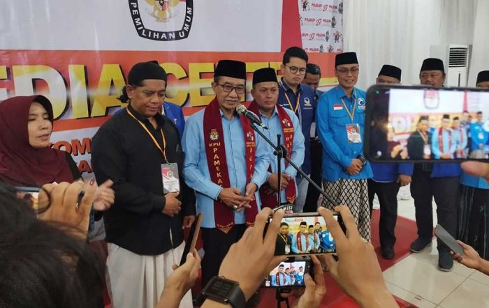 Massa BPK Antarkan KH. Kholilurrahman Daftar Bacabup ke KPU Pamekasan Massa BPK Antarkan KH. Kholilurrahman Daftar Bacabup ke KPU Pamekasan