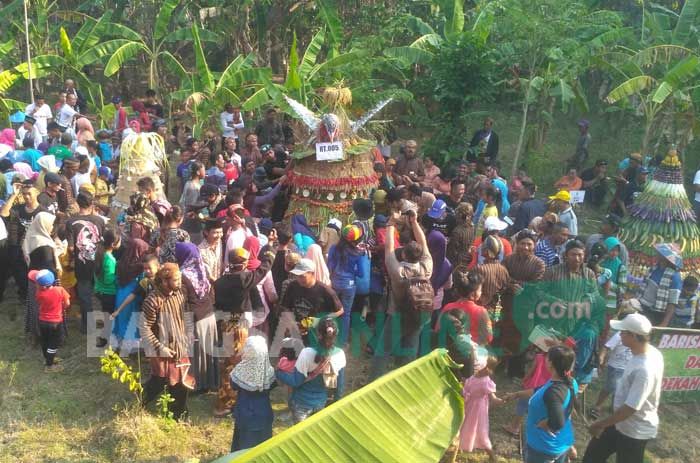 Warga Bogo Bojonegoro Sambut Malam Tahun Baru Muharram dengan Rebutan Gunungan Warga Bogo Bojonegoro Sambut Malam Tahun Baru Muharram dengan Rebutan Gunungan