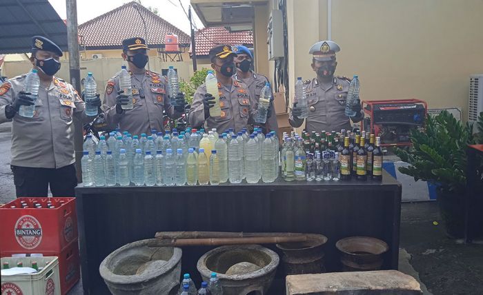 Razia Jelang Nataru, Polres Ngawi Amankan Puluhan Botol Miras