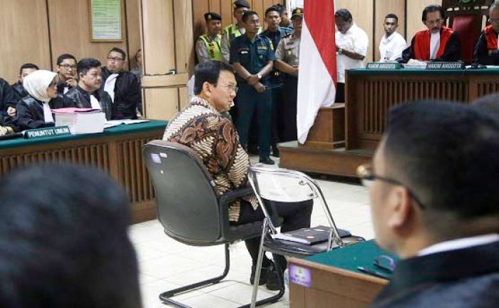 Ahok Menangis Terancam 6 Tahun Penjara, Kutip Omongan Gus Dur, Minta Dakwaan Dibatalkan Ahok Menangis Terancam 6 Tahun Penjara, Kutip Omongan Gus Dur, Minta Dakwaan Dibatalkan