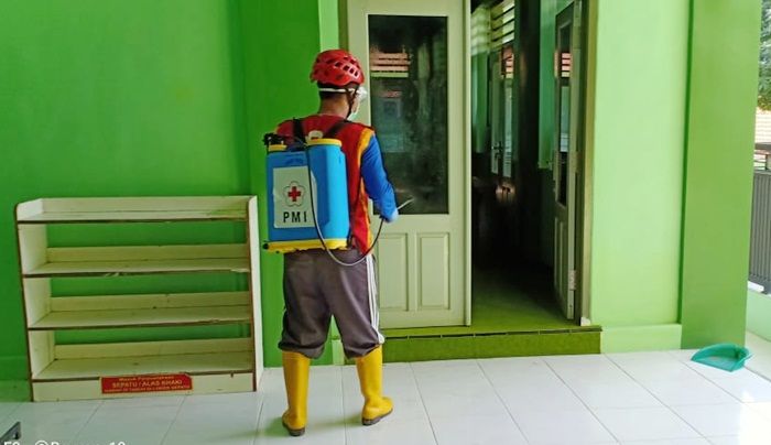 Jelang Kedatangan Santri, PMI Tuban Semprotkan Disinfektan ke Sejumlah Pesantren