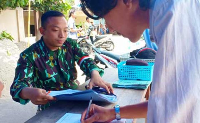 Petugas Berseragam Pejuang Layani Pemohon SIM di Kota Blitar Petugas Berseragam Pejuang Layani Pemohon SIM di Kota Blitar