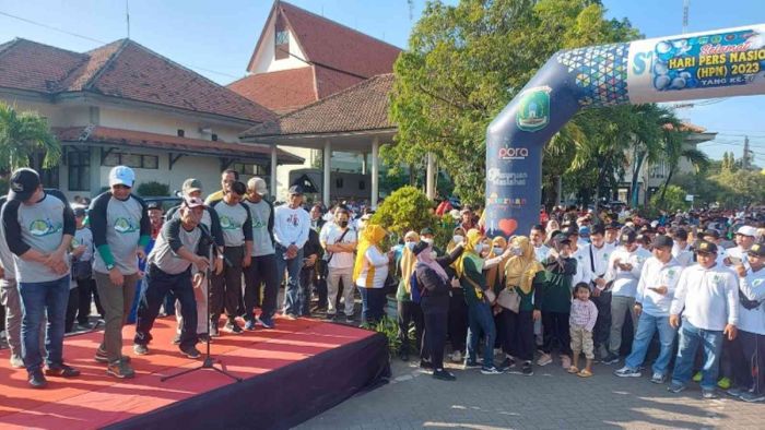 Peringati HPN 2023, PWI Pasuruan Gelar Jalan Sehat dan Tanam Pohon